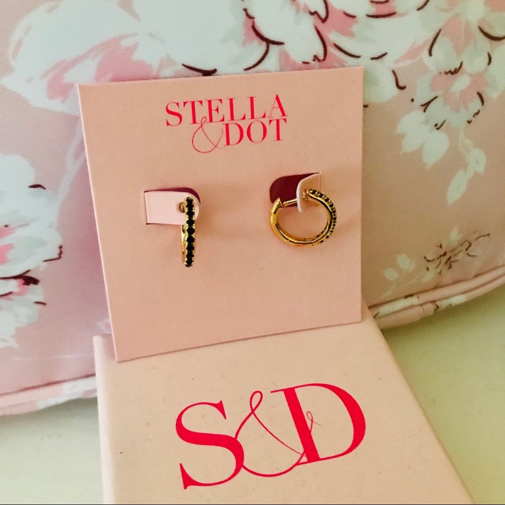 Stella & Dot Reversible Huggies